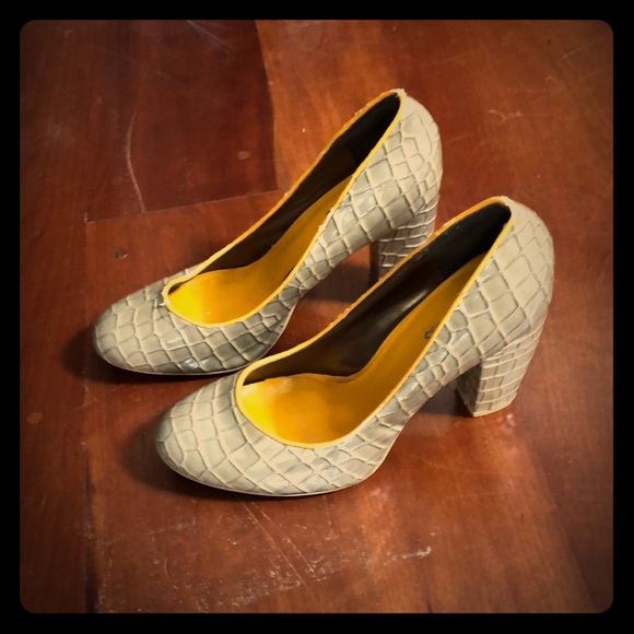 Duchess Shoes - Grey and yellow high heels, super comfortable!